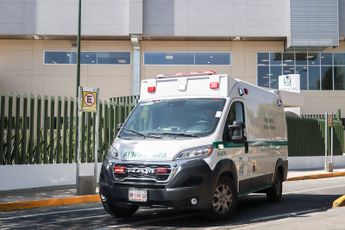 Vehículos oficiales del IMSS fueron los que movilizaron a pacientes hacia el hospital de San Alejandro / Agencia Es Imagen