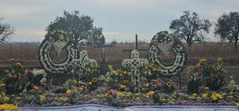 Coronas de flores y otros enseres adornan el sitio en Coronango donde murieron Rafael Moreno Valle y Martha Érika Alonso / Daniel Hernández