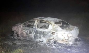 El automóvil donde viajaban los ahora fallecidos terminó calcinado tras la persecución. | Cortesía