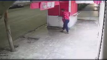 Cámaras captan a mujer haciendo del baño en pleno centro de Torreón; policía la dejó ir