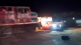 San Pedro, Coahuila: Tren embiste a camioneta y queda captado en video