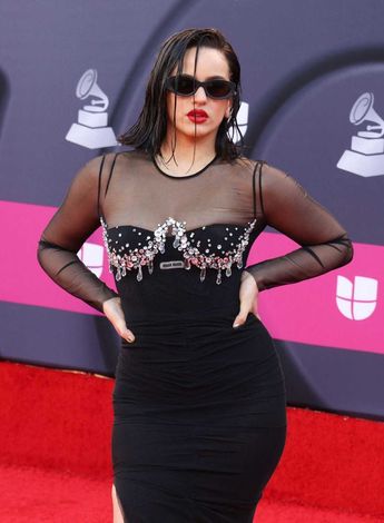 Rosalía se hace presente de manera impactante en la alfombra roja.