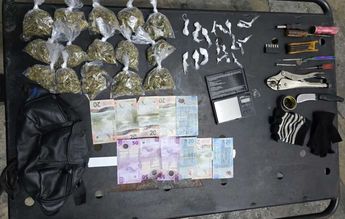 Droga y otros objetos decomisados al hombre detenido. | Cortesía
