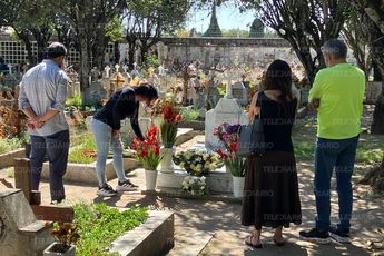 Poblanos visitan la tumba de Javier López Díaz | Agencia Enfoque