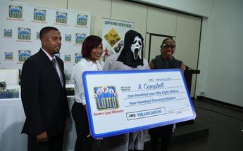 Hombre gana lotería y recoge premio con máscara para que evitar ser reconocido por su familia