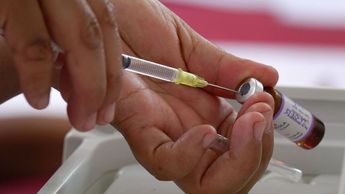 Las autoridades insisten en la importancia de presentar la Cartilla Nacional de Salud para un adecuado registro de las vacunas.