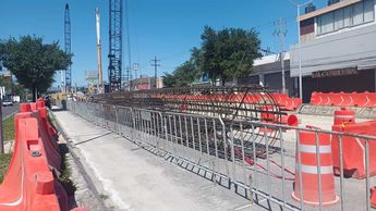 Maniobras de cimentación ya se observan sobre la avenida Prolongación Madero para la Línea 6 del Metrorrey. | Fabricio Gallegos