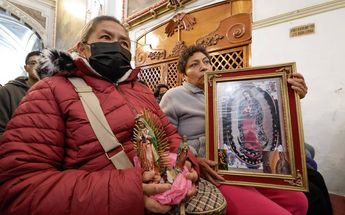 Personas acudieron a misa con figuras de la 'morenita del Tepeyac' para bendecirlas en misa / Agencia Enfoque