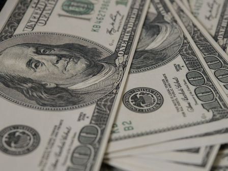 El peso mexicano inicia con apreciación este 28 de agosto 2026.