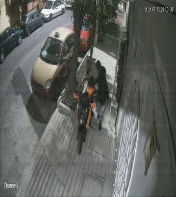 Momento del robo de una motocicleta en la GAM