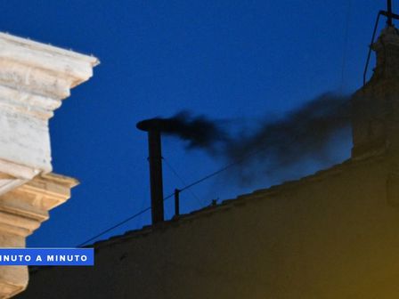 Humo emanado por la chimenea de la Capilla Sixtina durante la elección del nuevo Papa | Especial