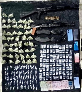 Armas de fuego y droga asegurada a los implicados. | Cortesía