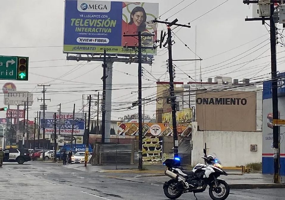 Incendio de poste provoca cierre de avenida Miguel Alemán en Guadalupe