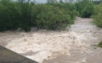 Se desgaja carril en carretera de Juárez, NL tras fuertes lluvias/ Israel SantaCruz