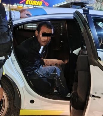 El hombre fue captado por las cámaras de seguridad pública robando el cableado en Monterrey. | Cortesía