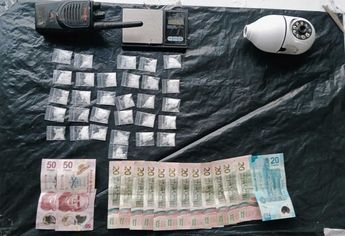 Dosis de droga y dinero en efectivo decomisados al detenido. | Cortesía