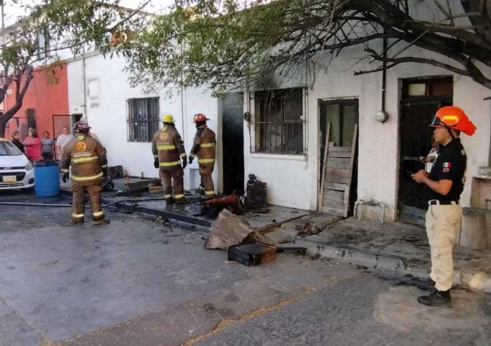 Muere hombre tras incendiarse su casa en la colonia Treviño. | Agustín Martínez