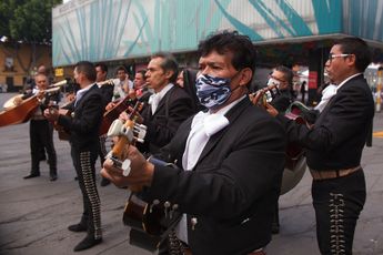 Grupo de Mariachis tocando en la plaza Garibaldi / Omar Franco