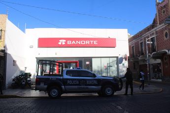 La policía municipal acudió al sitio del asalto, sin poder localizar al par de presuntos ladrones que cometieron el atraco / Agencia EsImagen