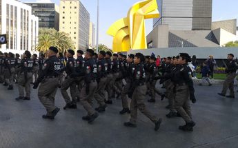 El contingente a su paso frente a la Torre del Caballito/Jorge Becerril