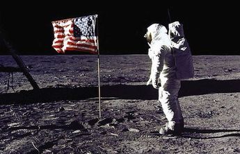 La bandera de Estados Unidos fue izada sobre la superficie lunar en la misión del Apollo 11. | NASA
