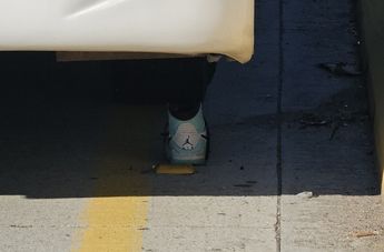 Uno de los tenis Jordan que llevaba consigo el ladrón | Telediario