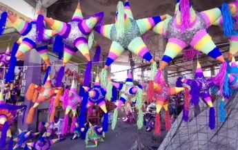 Los artesanos venden sus piñatas en la carretera Cuautitlán-Melchor Ocampo, conocido como el "kilómetro de la piñata". (Especial)