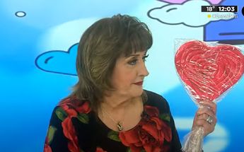 María Julia tras regalo de Erik Solheim Rocha