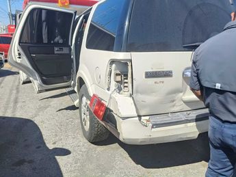 El impacto ocurrió cuando la camioneta de reparto no logró detenerse ante el congestionamiento vehicular. \ Cristian Montelongo