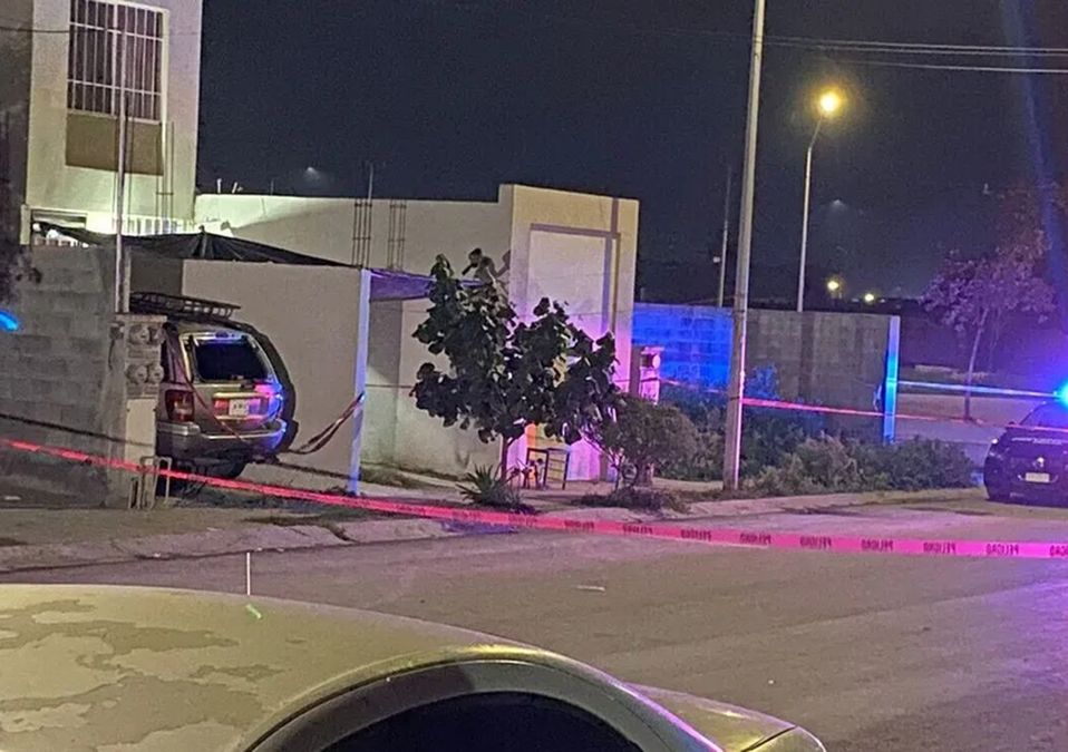 Asesinan a balazos a un hombre mientras reparaba su camioneta en Escobedo