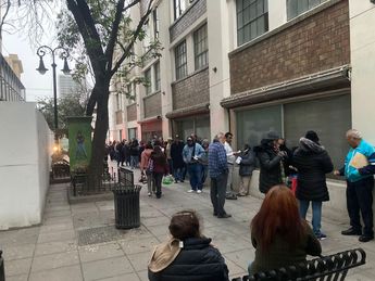 Una larga fila la mañana de enero 15 en el Banco del Bienestar del Centro de Monterrey. | Carlos Ortega