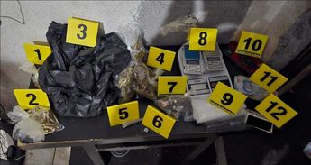 Drogas y municiones de arma de fuego aseguradas a las detenidas en los cateos. | Cortesía
