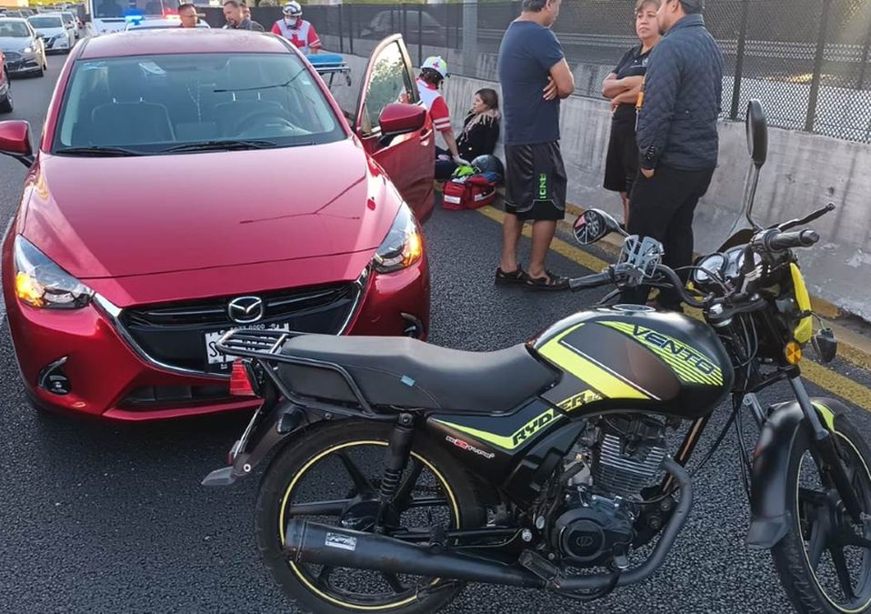 Choque múltiple deja a motociclista lesionada en avenida Miguel de la Madrid en Guadalupe. | Fabricio Gallegos