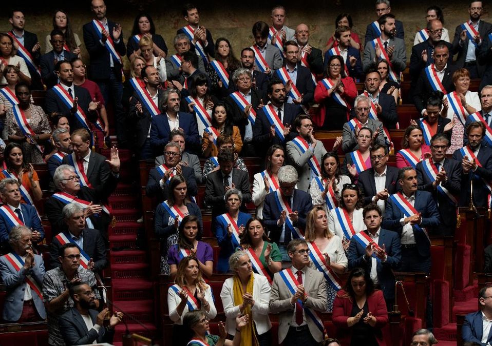 Miembros de la Asamblea Nacional de Francia aplauden en homenaje a niños víctimas del ataque / AP
