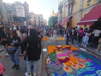 Las calles del centro histórico de Guanajuato capital son tapizadas por los tapetes monumentales por Día de Muertos.| ESPECIAL