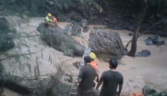Rescatistas se apoyaron con una escalera para cruzar el cuerpo de agua. | Raúl Aguilar Lares