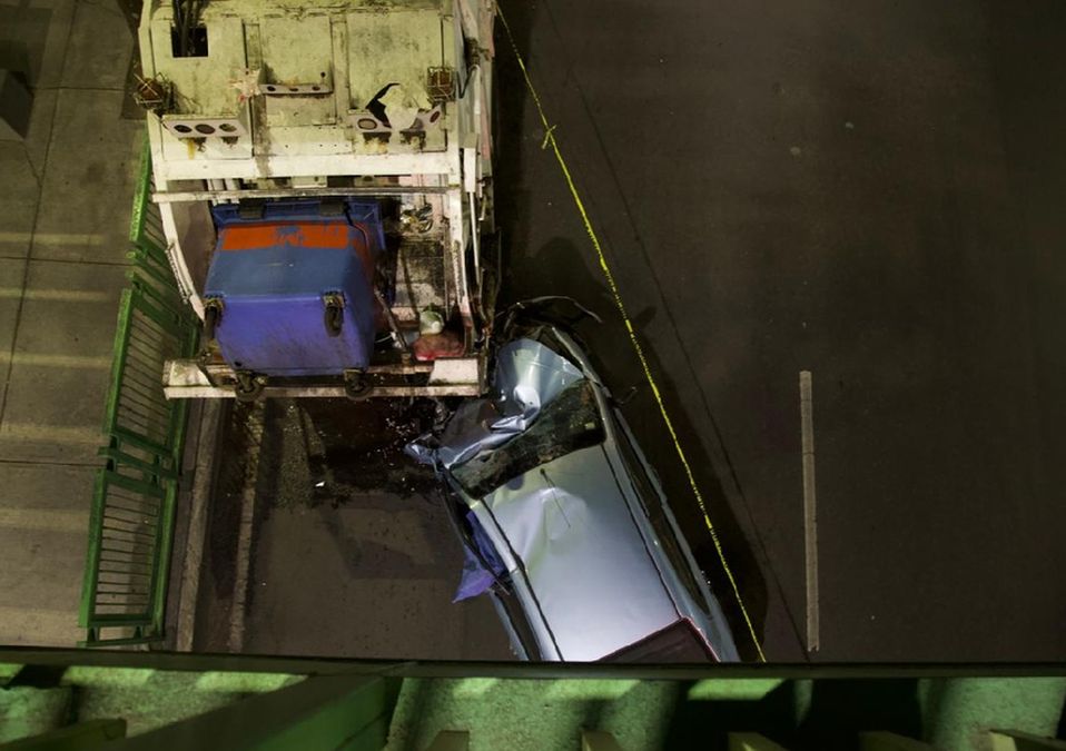 Choque de automóvil contra camión de basura