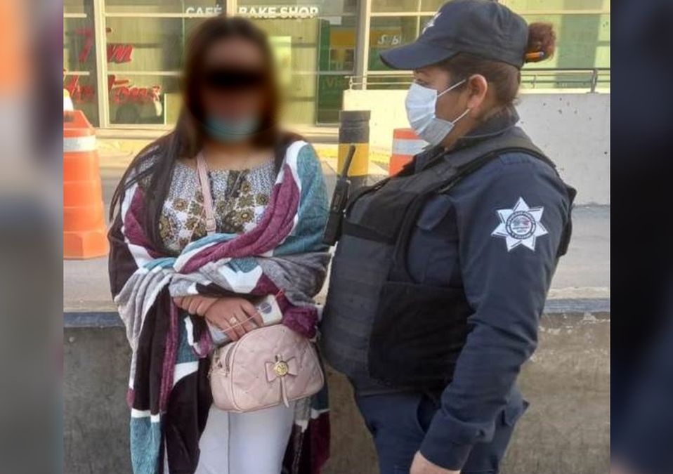 Policía de Monterrey localizó a la menor en la Central de Autobuses. / Cortesía