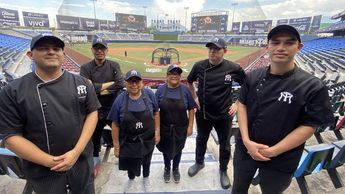 Cocineros oficiales de los Sultanes de Monterrey en el Walmart Park / Martha Cedillo