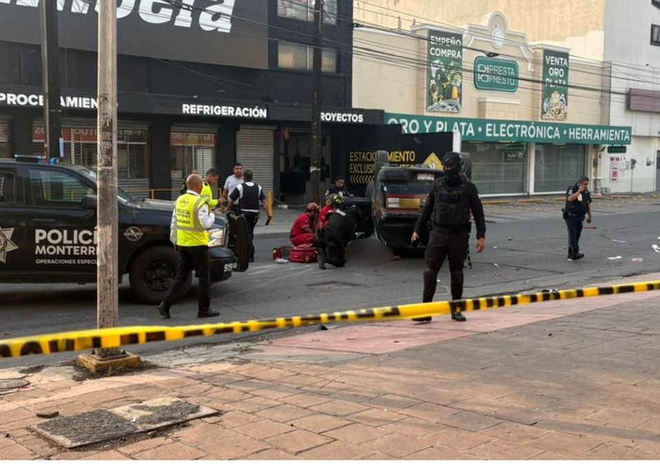 Dos trabajadores heridos y una familia atendida por crisis nerviosa dejó un aparatoso accidente vial en el Centro de Monterrey.| Especial