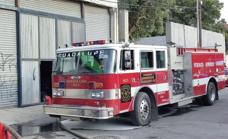 Personal de Bomberos de Guadalupe lograron sofocar el incendio en la bodega. | Agustín Martínez