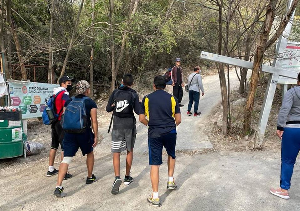 Ciudadanos aprovechan asueto para visitar el Cerro de la Silla