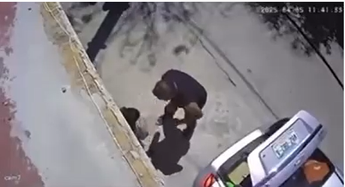 Los menores fueron agredidos por su familiares en plena vía pública.