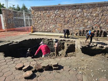 Trabajadores hacen labores al interior del socavón formado en San Andrés Cholula, Puebla / Agencia Es Imagen
