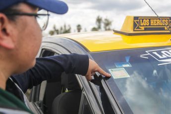 Una vez cumplida la verificación vehicular, se pega una calcomanía en la parte frontal de los vehículos / Agencia Es Imagen