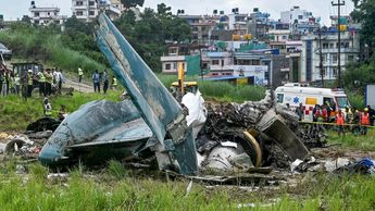 Avión destrozado tras estrellarse en Nepal / AFP