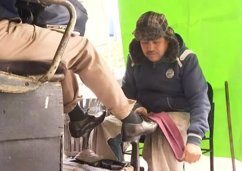 José Quiroz Costilla realiza su labor pese a bajas temperaturas en Monterrey