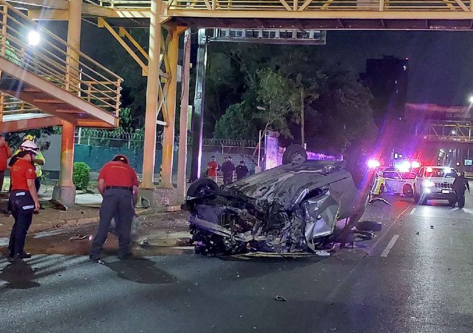 Volcadura deja una mujer y una menor lesionadas en avenida Garza Sada en Monterrey. | Leyda Estrada