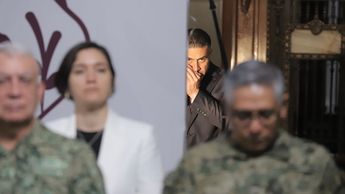 García Harfuch hablando por teléfono durante 'Mañanera' | Ariel Ojeda