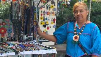 Alma cuenta con un módulo en el que vende distintas artesanías | Cortesía Milenio